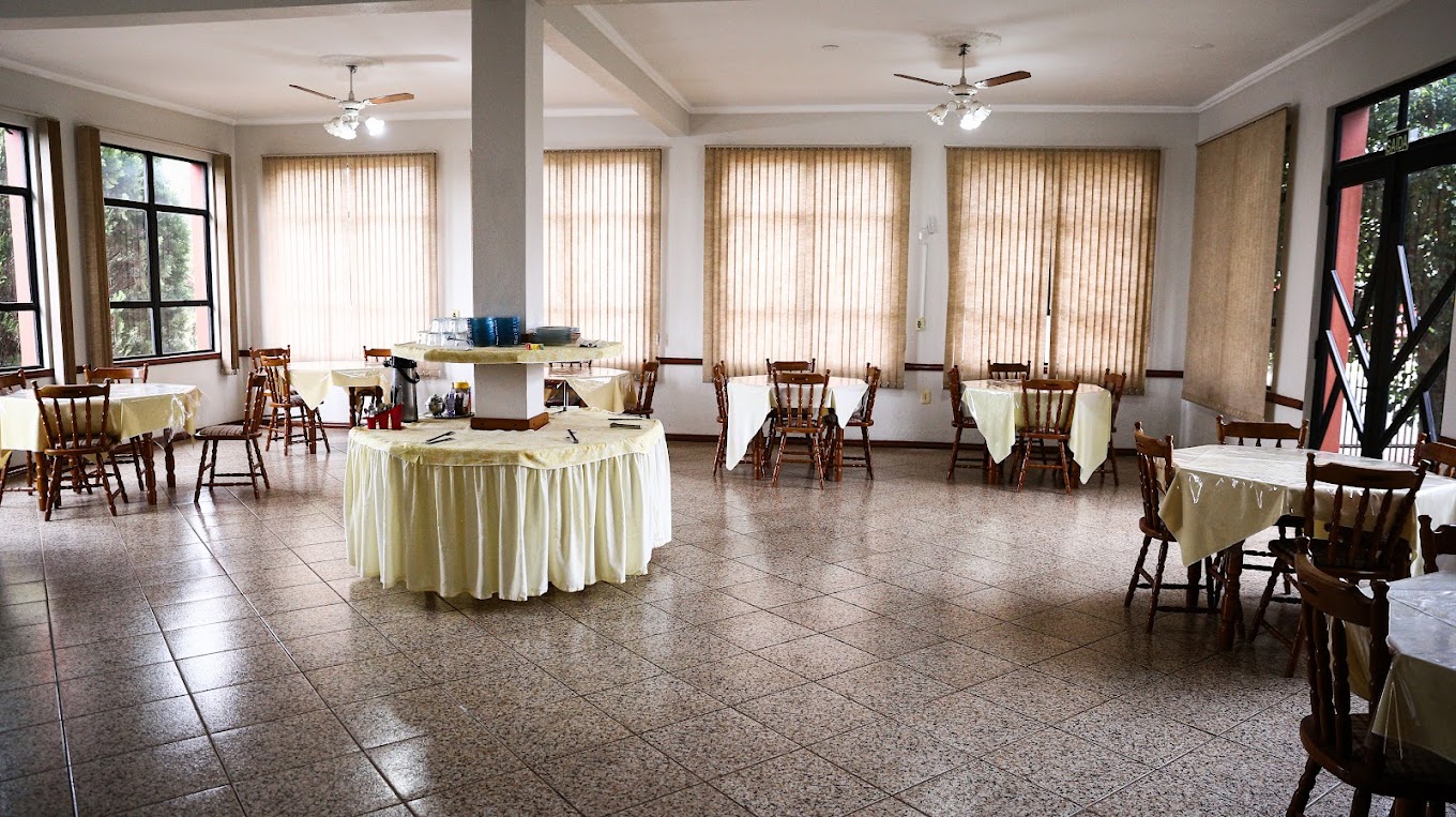 Café da manhã do hotel com itens regionais