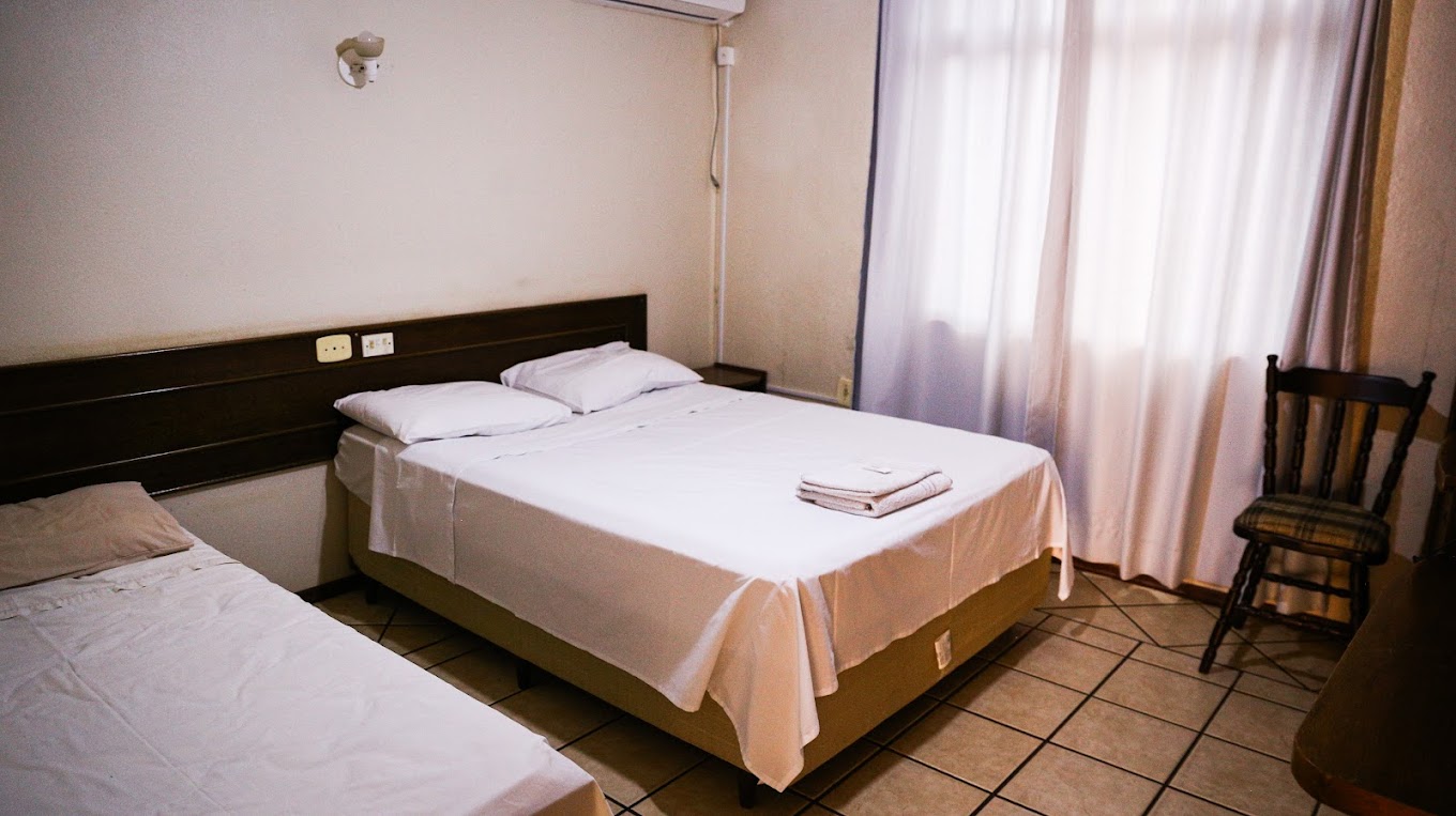 Quarto standard com cama de casal e cama auxiliar