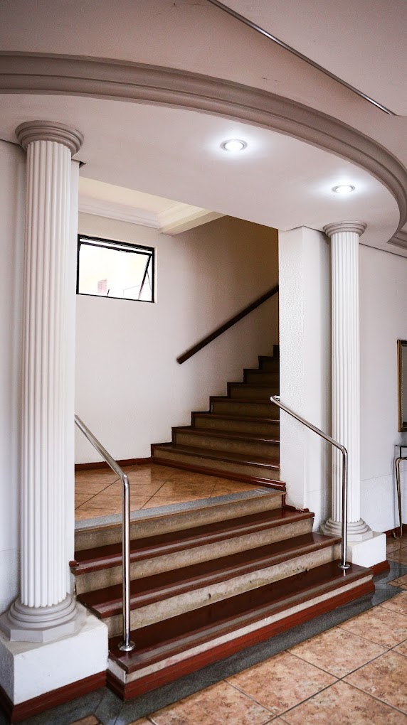 Hall e escadaria do hotel